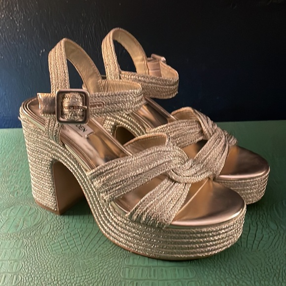 Steve Madden champagne gold “Carisma” platform sandal, size 7.5 - Picture 2 of 8